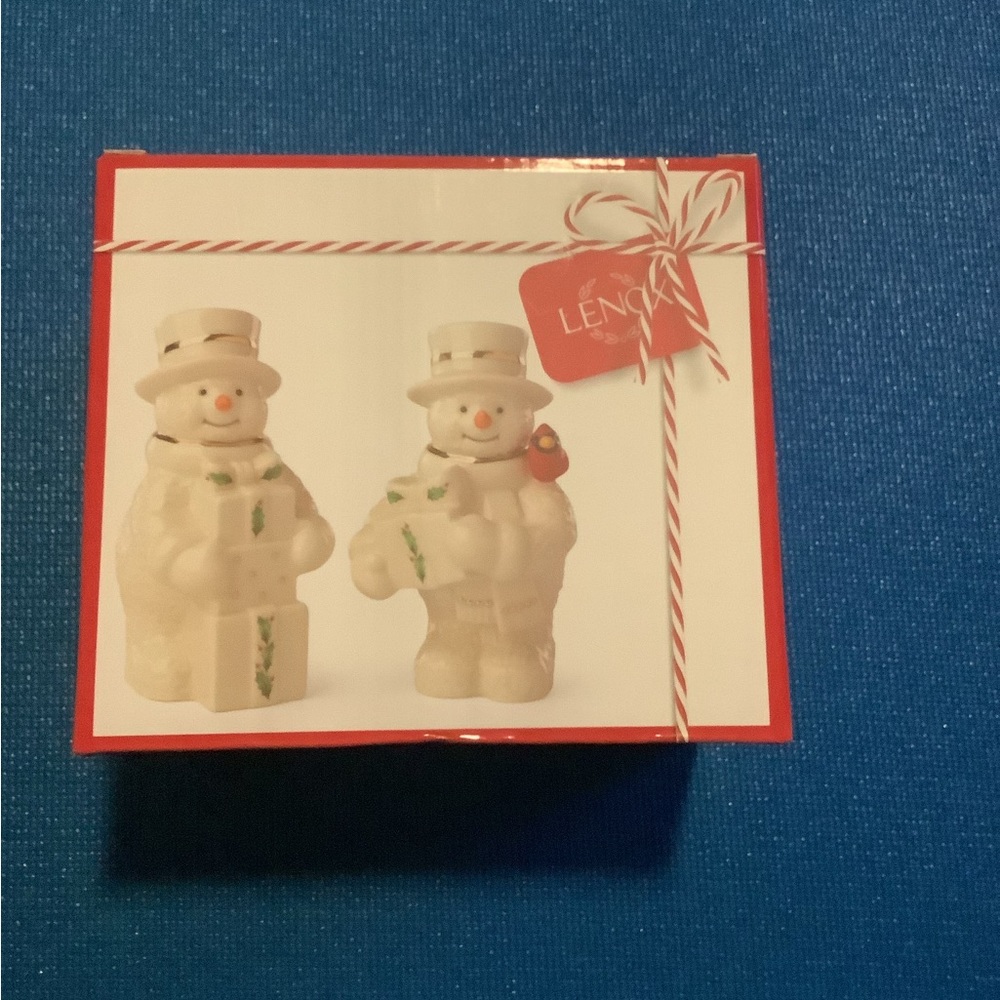 Lenox Happy Holidays Snowman Salt & Pepper Shaker set.